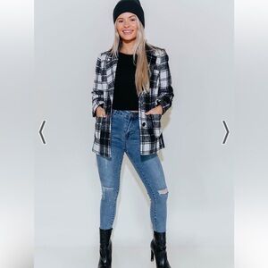 Kittenish signature high waisted distressed denim jeans size 31 new with tags